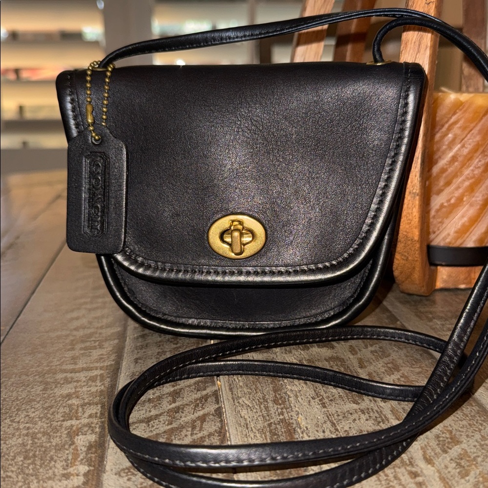 LIKE new Coach VINTAGE mini turnlock  crossbody in black glove tanned leather.